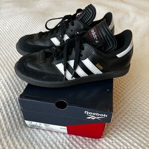 Adidas Samba Classic, Black, Men’s 7, Women’s 8.5
